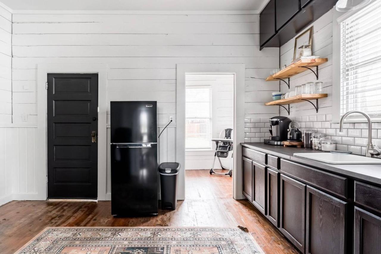 Restored 1930S Uptown Bungalow 2 Min. To Magnolia Waco Buitenkant foto