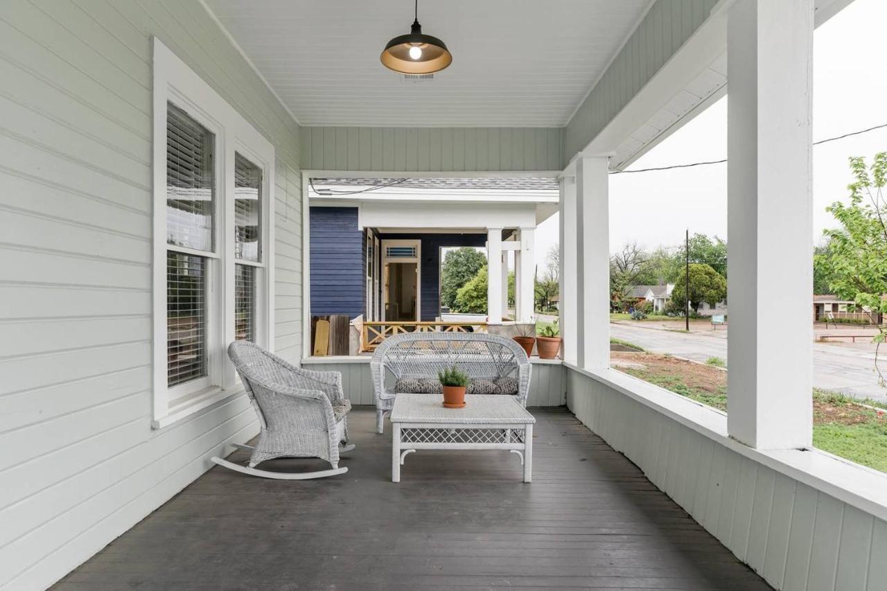 Restored 1930S Uptown Bungalow 2 Min. To Magnolia Waco Buitenkant foto