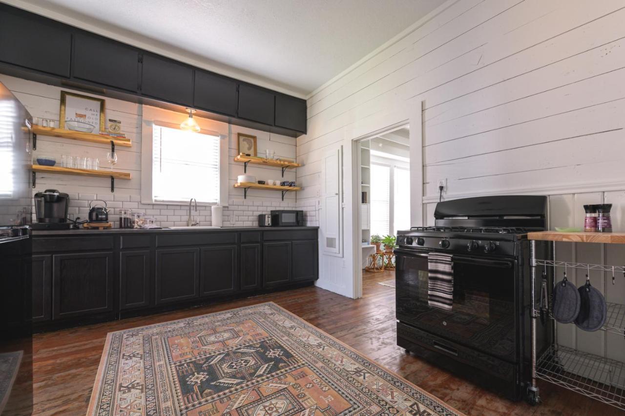Restored 1930S Uptown Bungalow 2 Min. To Magnolia Waco Buitenkant foto