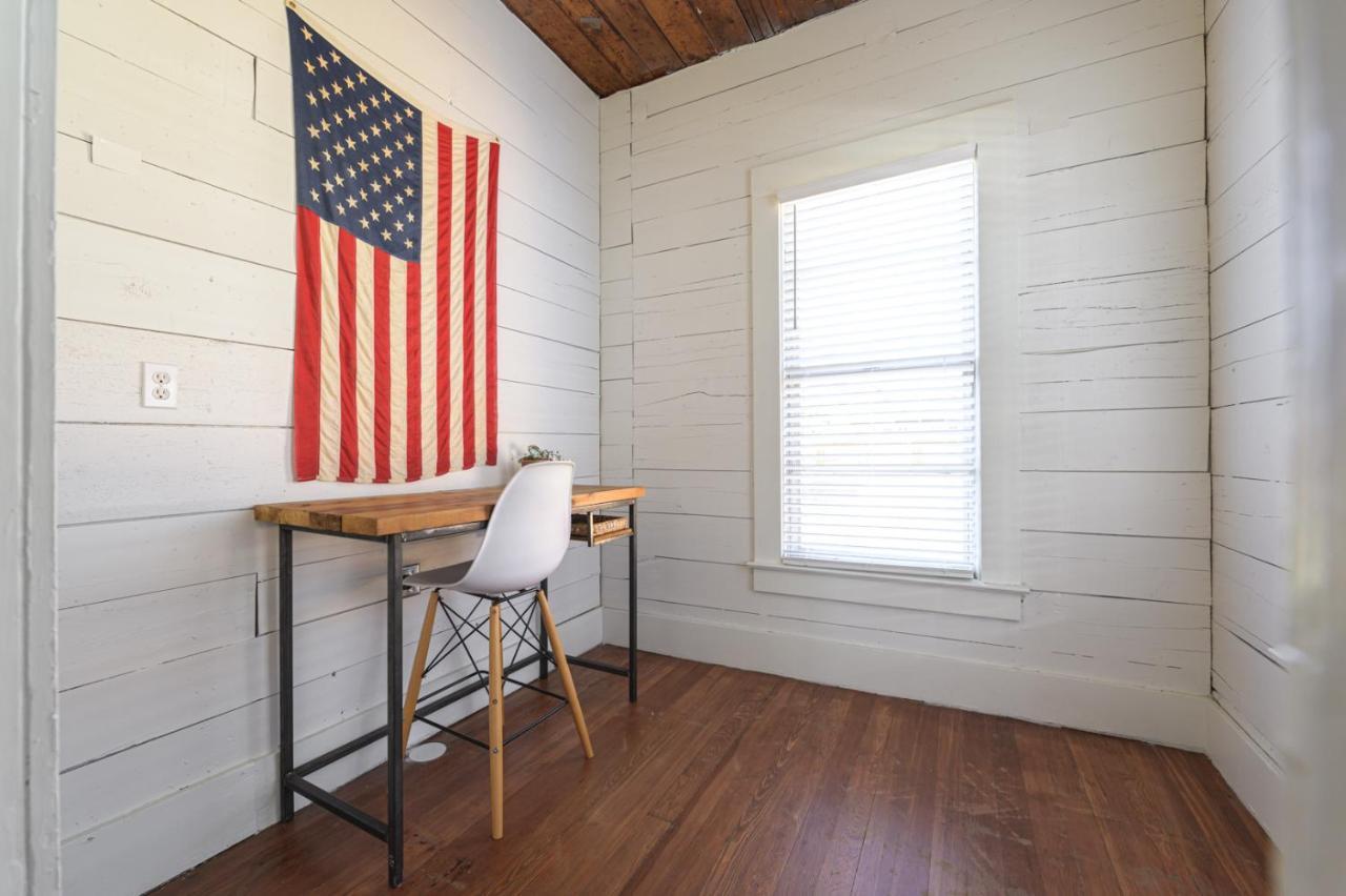 Restored 1930S Uptown Bungalow 2 Min. To Magnolia Waco Buitenkant foto