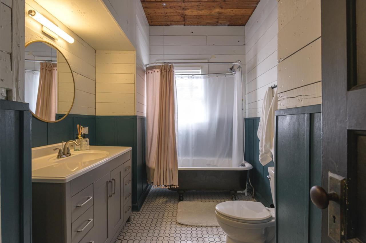 Restored 1930S Uptown Bungalow 2 Min. To Magnolia Waco Buitenkant foto