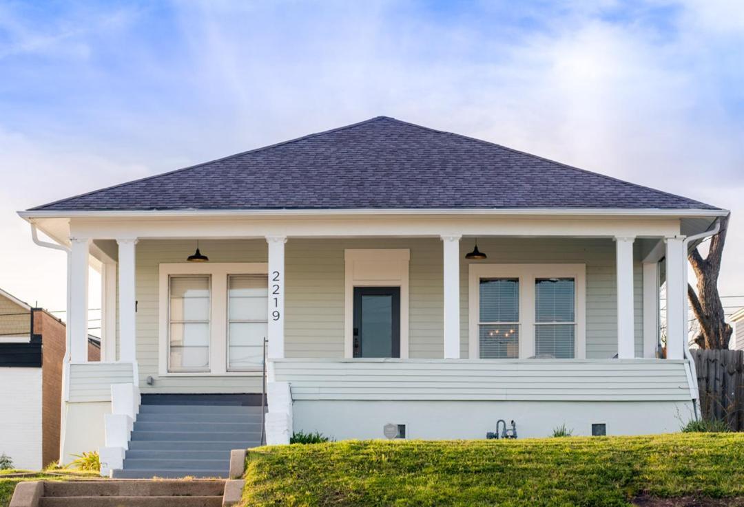 Restored 1930S Uptown Bungalow 2 Min. To Magnolia Waco Buitenkant foto